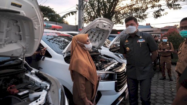 Bupati Gowa, Adnan Purichta Ichsan menyerahkan 10 unit mobil ambulans untuk 10 puskesmas di Gowa (dok. Pemkab Gowa)