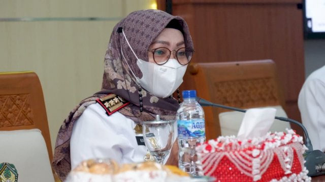 Penjabat Sekda Gowa, Kamsina saat melakukan sosialisasi terkait rencana kerja sama dengam Bulog Makassar yang berlangsung di Baruga Karaeng Galesong, Kantor Bupati Gowa, Rabu, 12 Januari 2022, (dok. Pemkab Gowa)