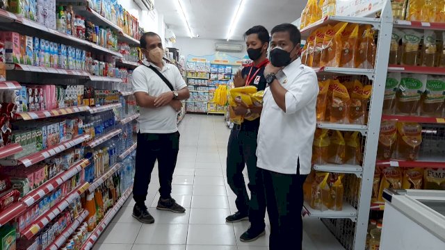 Pemerintah Kabupaten (Pemkab) Gowa melalui Dinas Perdagangan dan Perindustrian Kabupaten Gowa melakukan pengecekan harga minyak goreng di sejumlah pasar modern dan tradisional (dok. Pemkab Gowa)