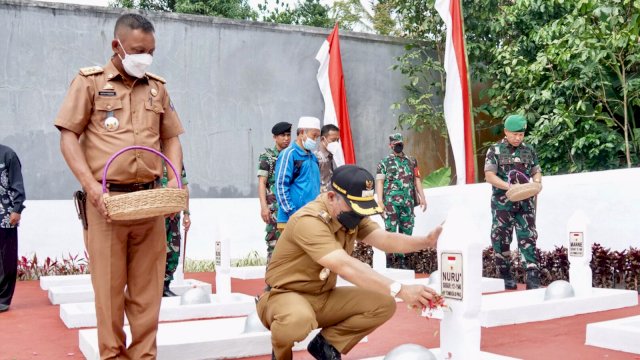 Wakil Bupati Gowa, Abd Rauf Malaganni tabur bunga di Taman Makam Pahlawan Tombolopao (dok. Pemkab Gowa)