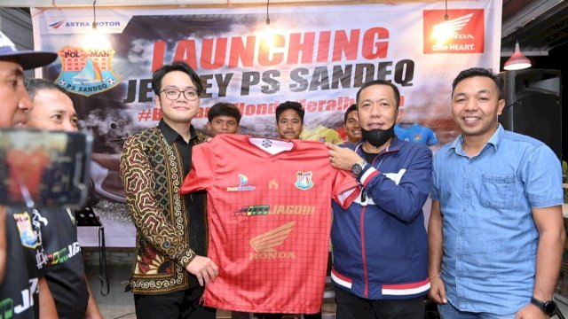 Honda melalui Astra Motor Sulawesi Selatan (Asmo Sulsel) resmi menjadi salah satu sponsor utama klub PS Sandeq di liga tiga (dok. Asmo Sulsel)
