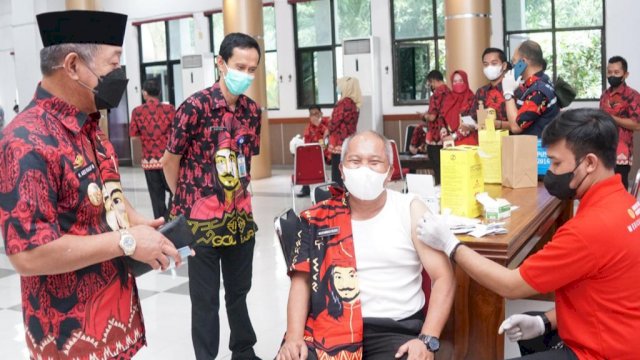 Wakil Bupati Gowa, Abd Rauf Malaganni saat meninjau vaksinasi booster di Kantor Bupati Gowa (dok. Pemkab Gowa)