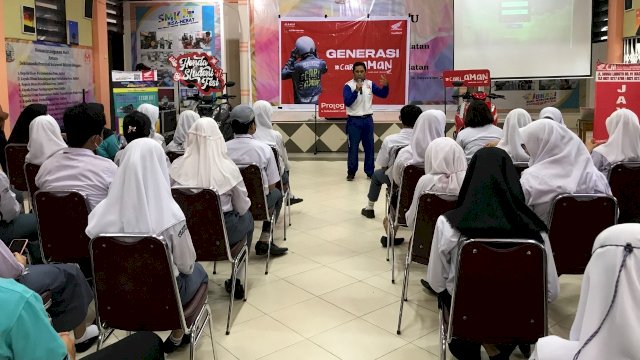 Edukasi safety riding bagi pelajar SMA oleh Abdul Kadir selaku safety riding instructor Asmo Sulsel (dok. Asmo Sulsel)