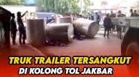 VIDEO: Truk Bermuatan Melebihi Batas Ketinggian Tersangkut di Kolong Tol&nbsp;