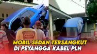 VIDEO: Mobil Sedan Tersangkut di Peyangga Kabel Listrik PLN