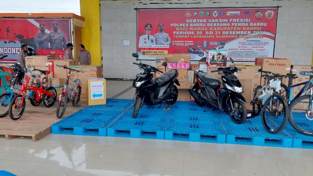 Dua hadiah utama berupa motor yang disediakan Polres Barru dalam pengundian vaksinasi yang digelar hari ini, Sabtu 1 Januari 2022.