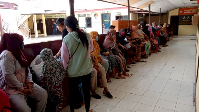 Puluhan warga mendatangi Mapolres Jeneponto untuk membesuk Kades Pappalluang (Int)