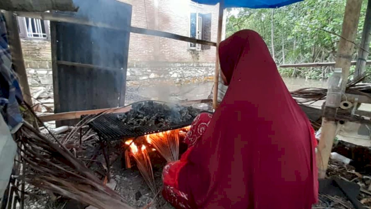Tiram Bakar Masih Jadi Menu Andalan Saat Akhir Pekan di Barru