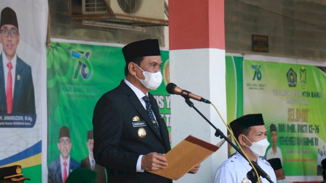 Bupati Barru Suardi Saleh saat Memimpin Upacara Peringatan Hari Amal Bhakti ke 76 tahun di MAN 1 Barru. Ist