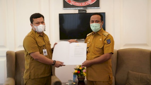 Plt Gubernur Sulsel Andi Sudirman Sulaiman menyerahkan SK Penunjukan Plt Kadis Ketapang Sulsel (Ist) 