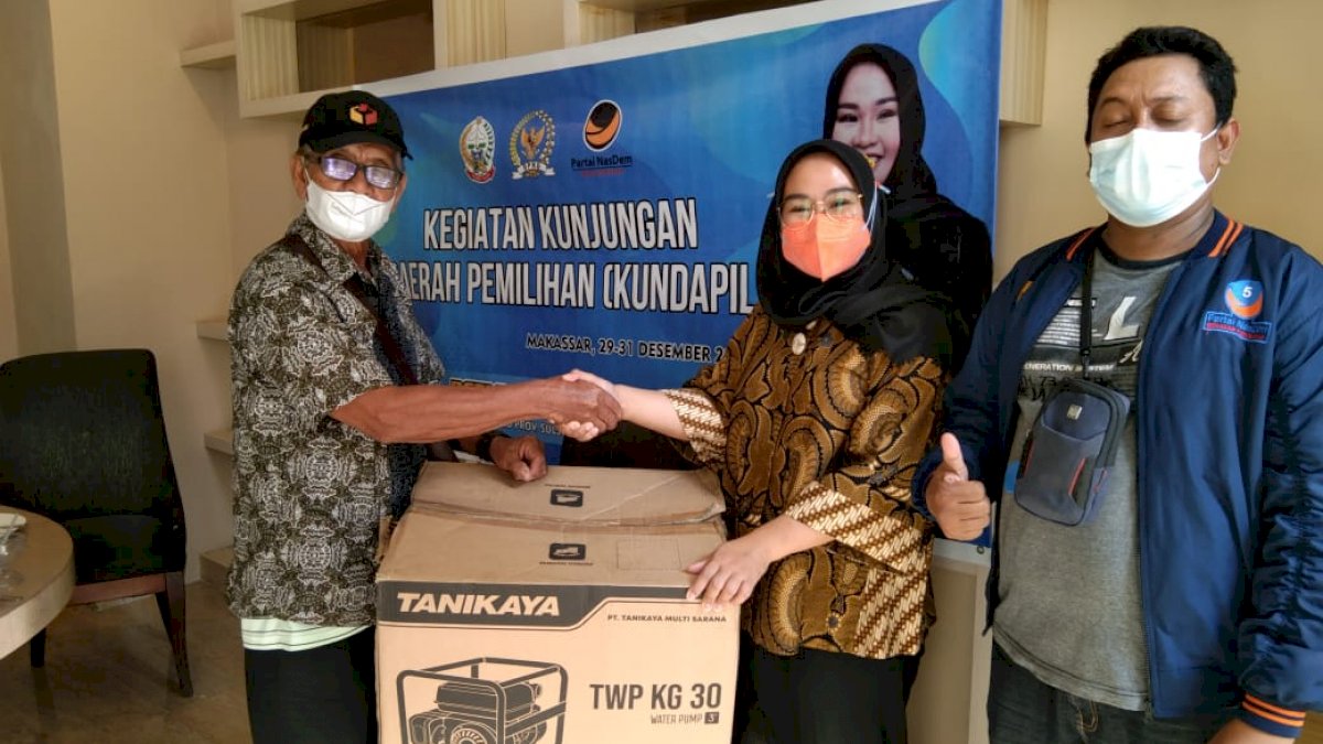 Kundapil di Parangloe, Rezki Mulfiati Serahkan Alat Pompa ke Petani