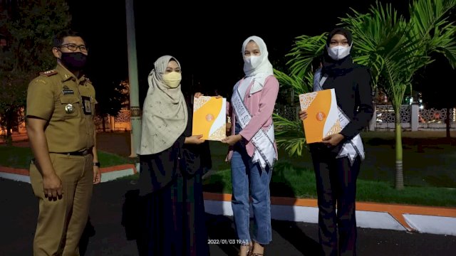 Beri Reward, Erna Rasyid Taufan Pompa Semangat Kenakan Hijab Dua Finalis Puteri Indonesia Sulsel