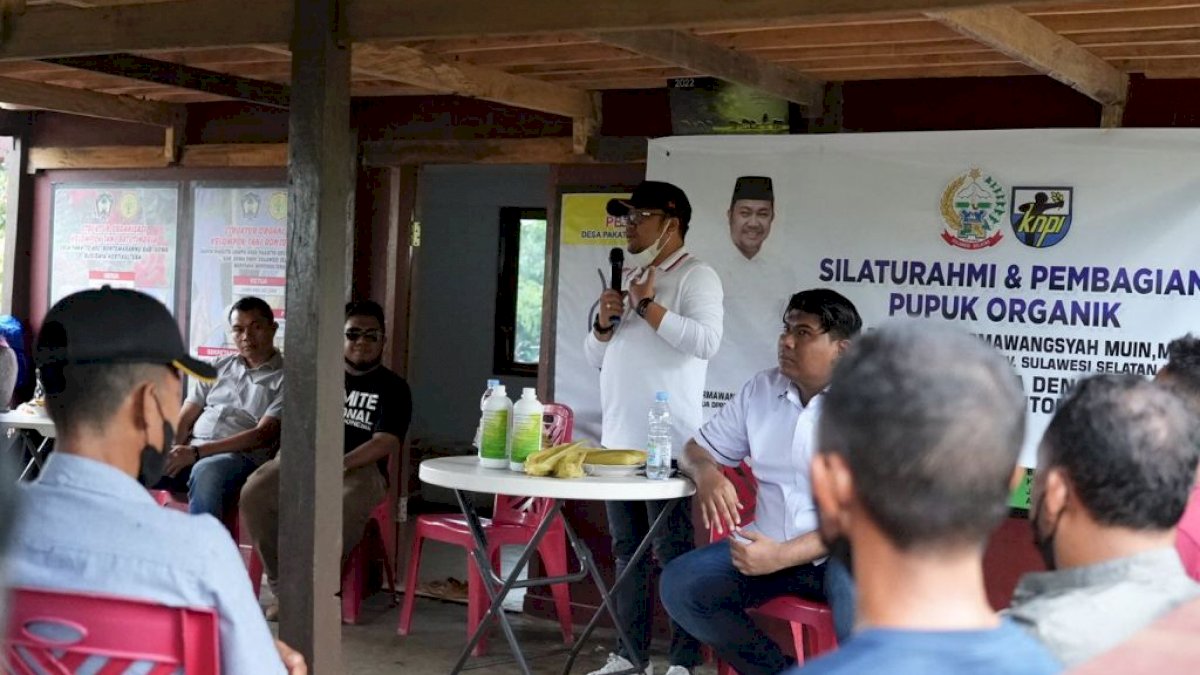 Darmawangsyah Muin Salurkan Bantuan Pupuk ke Petani di Bontomarannu