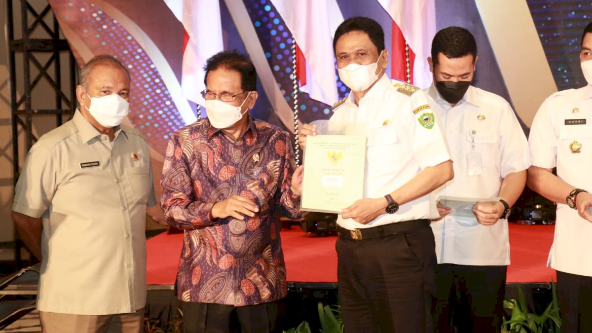 Menteri Agraria Serahkan Sertifikat Tanah Atas Program PTSL Kepada Bupati Barru