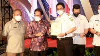 Menteri Agraria Serahkan Sertifikat Tanah Atas Program PTSL Kepada Bupati Barru