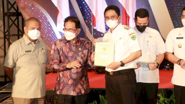 Bupati Barru Suardi Saleh saat menerima sertifikat tanah hasil program PTSL (Pendaftaran Tanah Sistematis Lengkap) dan redistribusi tanah dari Menteri Agraria dan Tata Ruang Badan Pertanahan Nasional (ATR-BPN) RI Dr. Sofyan A. Djalil (Ist) 