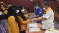 Rektor UNM dan DPR RI Melakukan Penyerahan Beasiswa KIP Kuliah