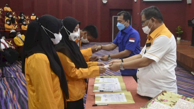 Penyerahan beasiswa kepada Mahasiswa UNM yang dilakukan Oleh Rektor UNM Prof Husain Syam bersama anggota DPR RI Komisi X Mitra Fakhruddin
