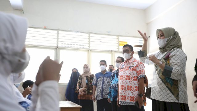 Wawali Makassar Pantau Screening Menggunakan Alat Tes GeNose Bagi Siswa Tingkat Sekolah Dasar (Ist) 