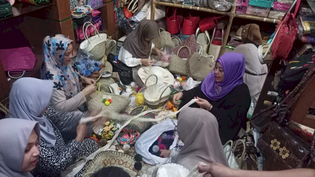 Timba Ilmu dan Berbagi Ilmu, Ajari Pengrajin Anyaman Desain Lontara dan Buat Kembang