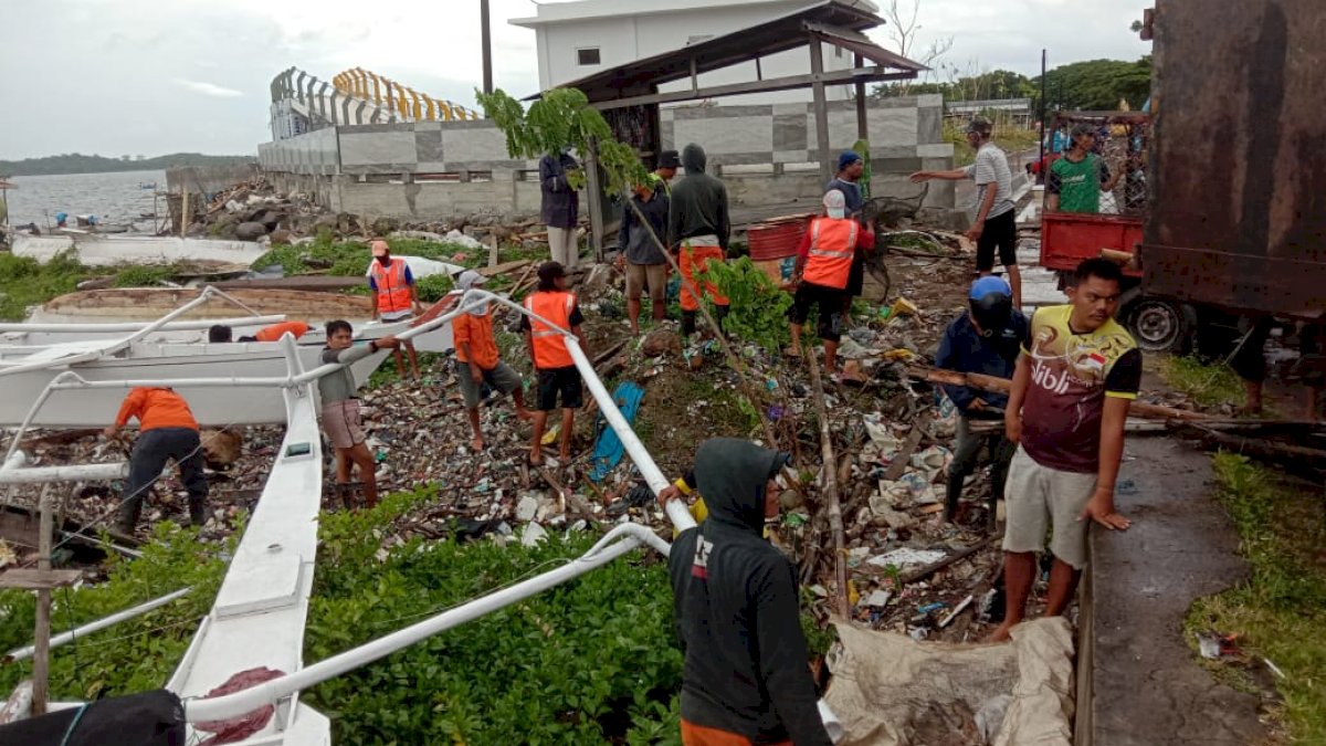 DLH Kolaborasi Damkar Bersihkan Pesisir Anjungan Cempae