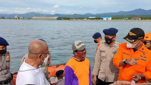 Nelayan Asal Barru Alwi bertopi dan menggunakan baju orange ungu saat dievakuasi oleh sejumlah SAR Gabungan di Pelabuhan Garongkong. Ist