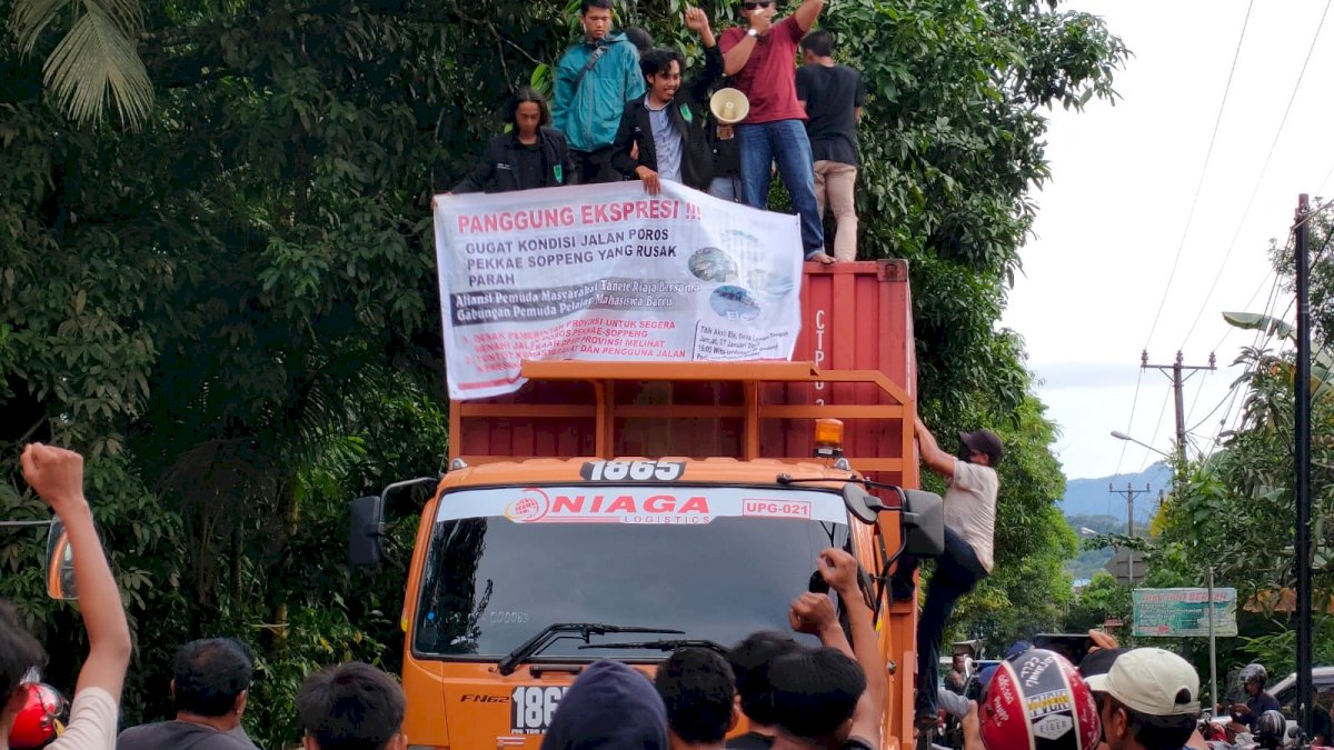 Gappembar dan Aliansi Pemuda Masyarakat Tanete Riaja Desak Pemprov Perbaiki Poros Pekkae-Soppeng