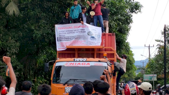 Gappembar dan Aliansi Pemuda dan Masyarakat Tanete Riaja menggelar orasi menuntut perbaikan jalan poros Kabupaten Soppeng Barru