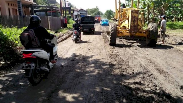 Postingan Instragram Gubernur Sulsel Andi Sudirman Sulaiman yang memperlihatkan perbaikan ruas jalan Barru- Soppeng. Ist