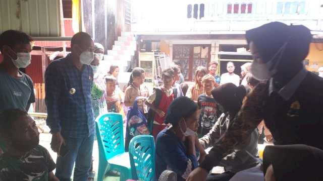 Camat Kepulauan Sangkarrang, Ramli Lallo memantau kegiatan vaksinasi (Ist) 