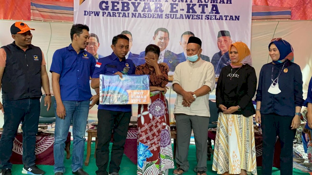 Syaharuddin Alrif Antar Langsung Hadiah Pemenang Rumah Gebyar E-KTA NasDem