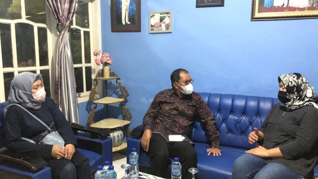 Wali Kota Makassar, Moh Ramdhan Pomanto (Danny Pomanto) mengunjungi keluarga penyanderaan di Yaman yang beralamat di Jalan Cenderawasih Kelurahan Bontomakkasungguh (Ist) 