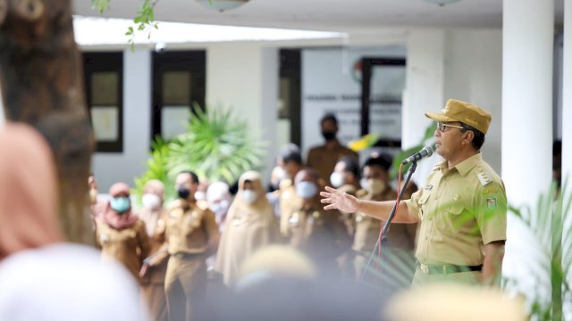 Wali Kota Makassar Danny Pomanto saat apel pagi perdana d lingkup pemerintah Kota Makassar, di halaman kantor Balai Kota. Senin 10/1/2022 (Ist) 