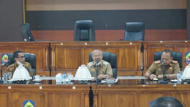 Bupati Jeneponto Iksan Iskandar memimpin rapat coffe Morning di aula Kantor Bupati Jeneponto Jalan Lanto dg Pasewang, Senin 10/01/2022 (Dedi)