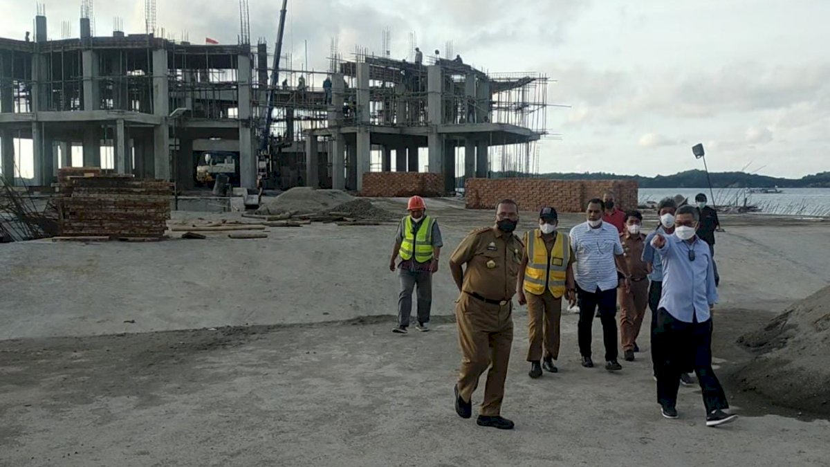Pantau Progres Pembangunan Masjid Terapung, Taufan Pawe Pesan Ini