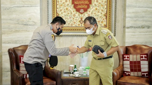 Wali Kota Makassar Moh Ramdhan Pomanto (Danny Pomanto) bersama Kapolres Pelabuhan Makassar AKBP Yudi Frianto melakukan pertemuan singkat di kediaman pribadi Danny Pomanto, Jalan Amirullah, (Ist) 