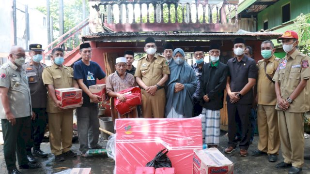 Bupati Barru Suardi Saleh dan Ketua TP PKK Barru Hasnah Syam, saat mendatangi lokasi kebakaran di Mangkoso. Ist