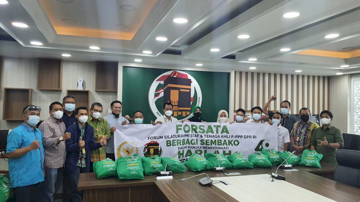 Staf dan Tenaga Ahli Fraksi PPP DPR RI Bagi Ribuan Paket Sembako