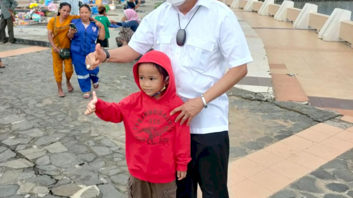 Nikmati Senja di Pantai Losari, Taufan Pawe Jadi Rebutan Pengunjung