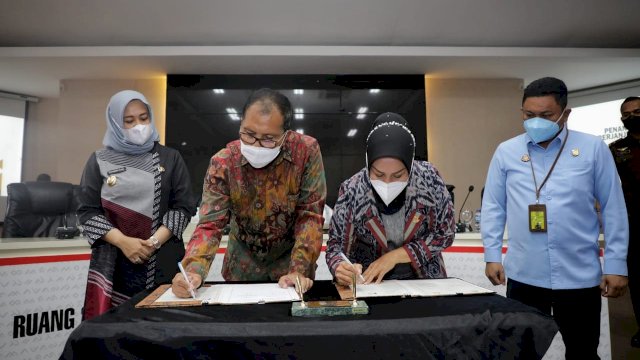 Wali Kota Makassar Danny Pomanto melakukan penandatanganan MoU perlindungan Hukum dengan Kepala Kejaksaan Negeri Makassar Andi Sundari (Ist) 