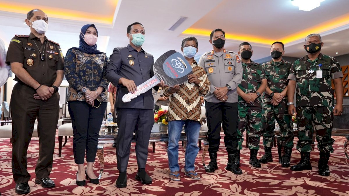 Bertemu Plt Gubernur Sulsel, Petani Asal Toraja Utara Tak Sangka Bakal Dapat Mobil