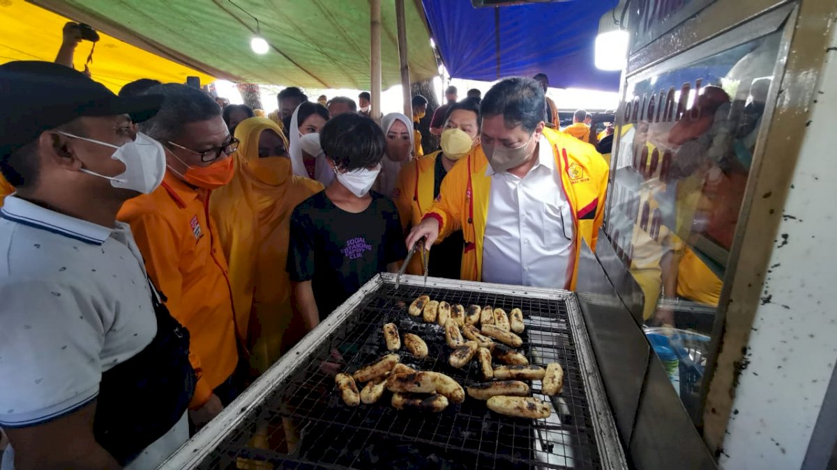 Airlangga Hartarto Serahkan Bantuan ke Pelaku UMKM di Makassar