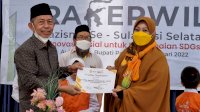 Erna Rasyid Taufan Raih Penghargaan Lazismu Award Kategori Inspirator Perempuan Penggerak Zakat