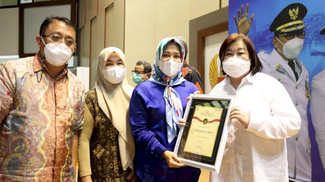 Wawali Fatmawati Rusdi menyerah Penghargaan (Ist) 