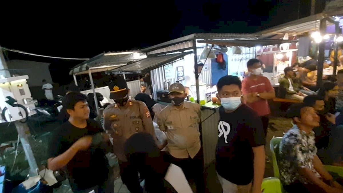 Camat dan Kapolsek Tanete Rilau Terus Pantau Prokes Area Publik