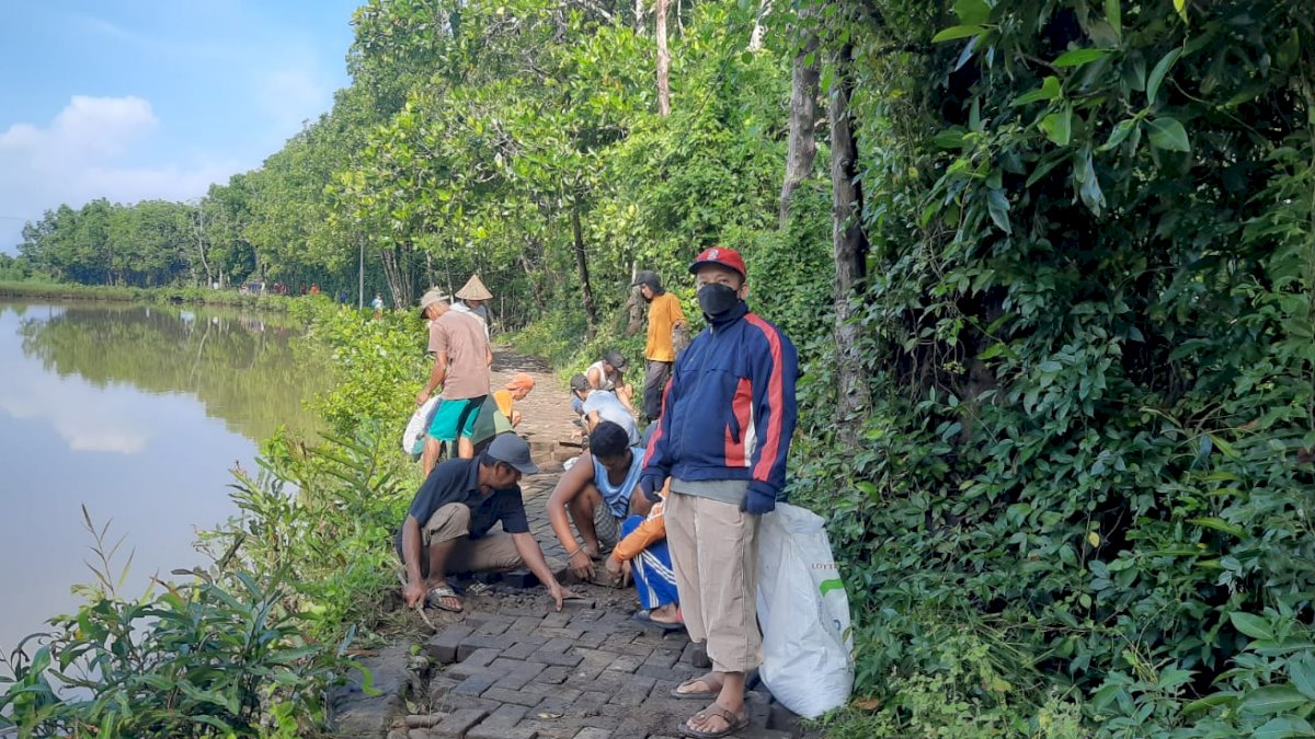 Bersama Masyarakat, Lurah Lakkang Gotong Royong Perbaiki Akses Jalan Menuju Dermaga Lakkang