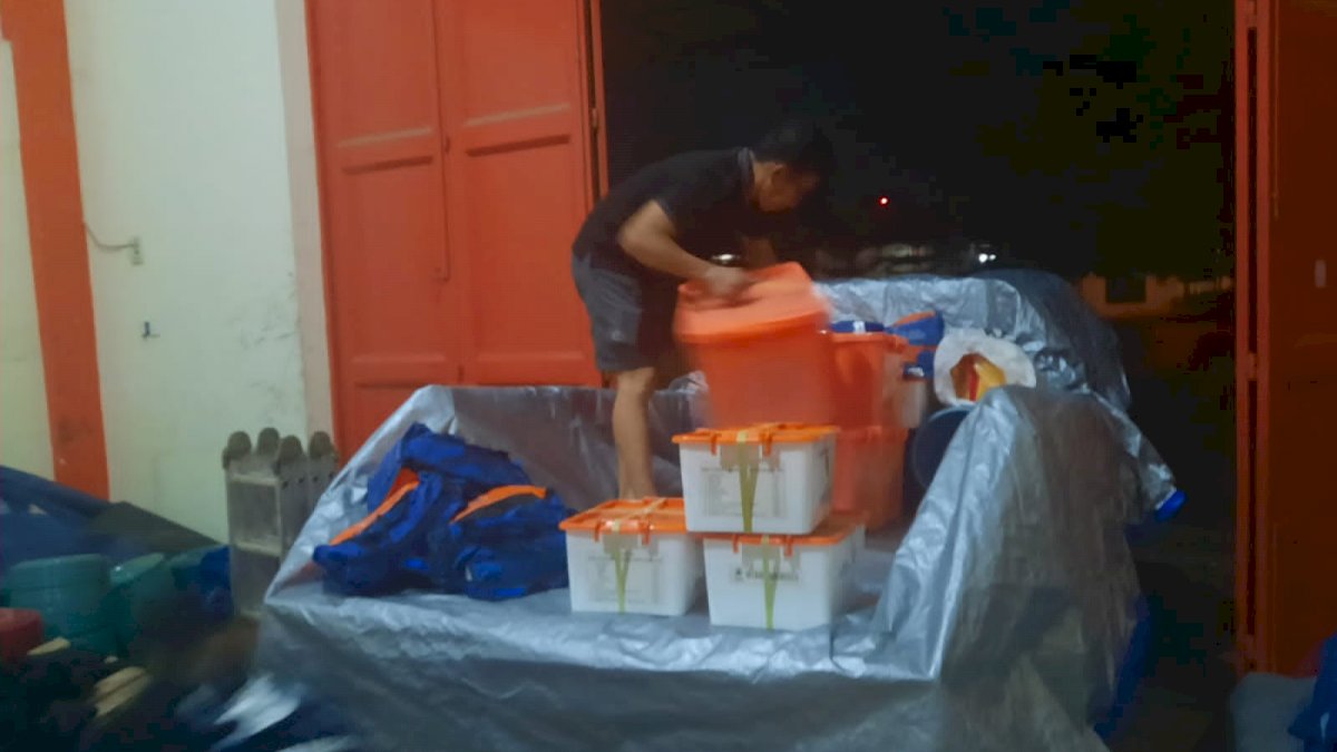 Plt Gubernur Sulsel Salurkan Bantuan Untuk Dua Titik Kebakaran di Bantaeng