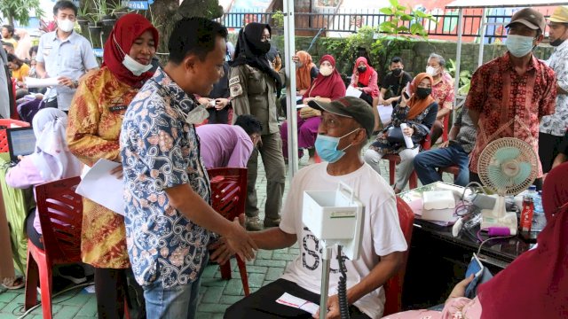 Camat Tallo, Alamsyah memantau pelaksanaan Vaksinasi (Ist) 