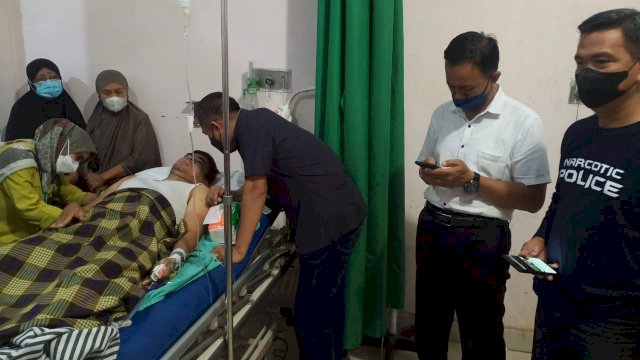 Kapolres Jeneponto AKBP Yudha Kesit Dwijayanto menjeguk Ipda Uji yang terbaring di RSUD Lanto dg Pasewang (Dedi)