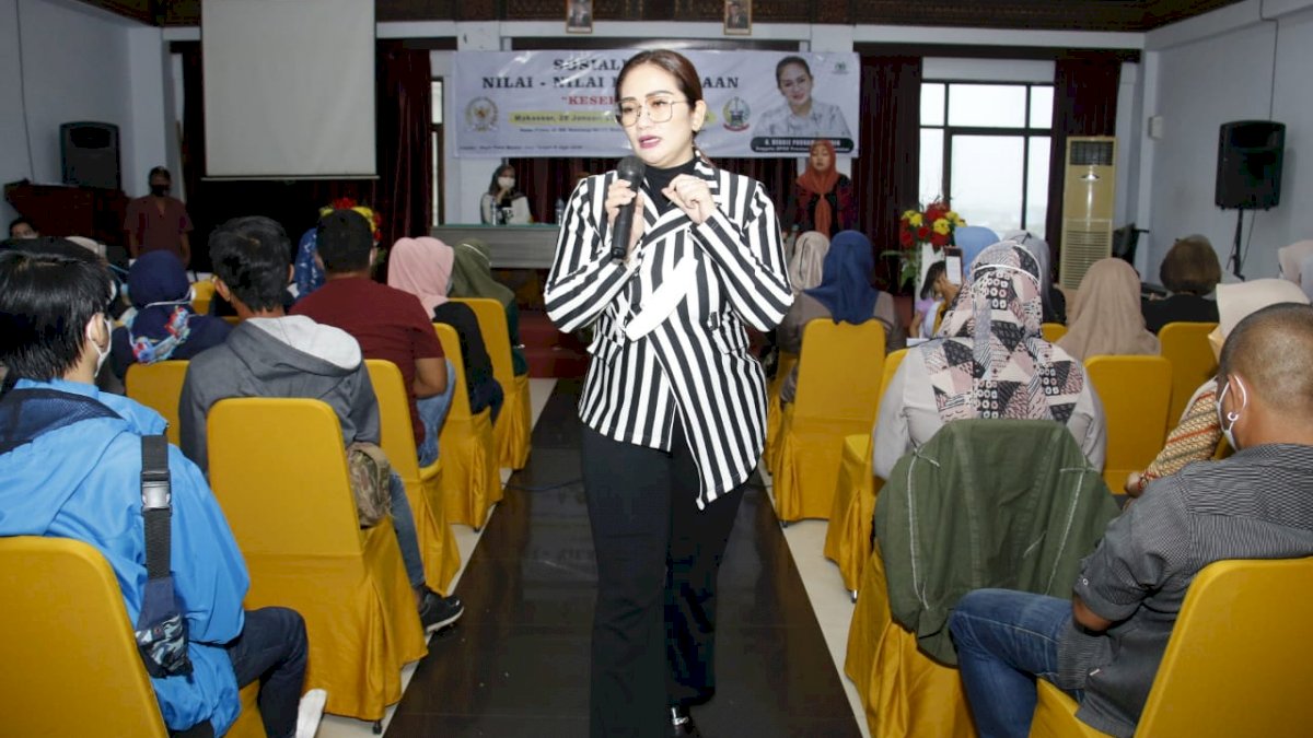 Legislator Golkar Debbie Rusdin Sosialisasi Kebangsaan “Kesehatan” Bersama Warga Mamajang